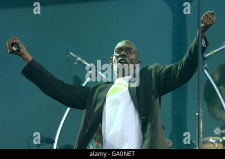 Maxi Jazz canta durante il set di Faithless sul palco principale all'O2 Wireless Fesival di Hyde Park, nel centro di Londra. Foto Stock