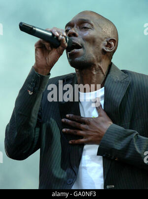 Maxi Jazz canta durante il set di Faithless sul palco principale all'O2 Wireless Fesival di Hyde Park, nel centro di Londra. Foto Stock