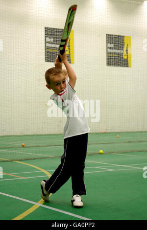 La Guardia d'onore ha una sessione di reti in Ken Barrington centro cricket mentre aspettano per la pioggia Per passare al Brit Oval Foto Stock