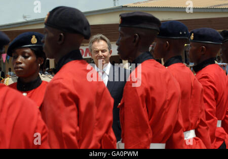 Il primo ministro britannico Tony Blair ispeziona una guardia d'onore quando arriva nella capitale della Sierra Leone Freetown. Foto Stock