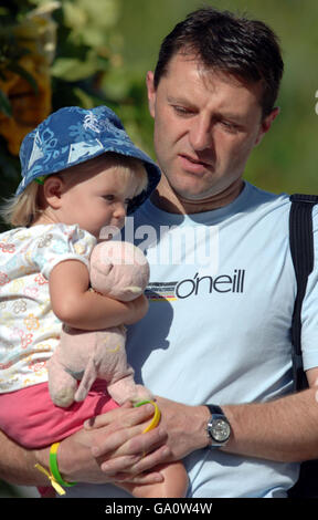 Padre della ragazza mancante Madeleine McCann, Gerry McCann, cammina alla creche con la figlia Amelie a Praia da Luz, Portogallo. Foto Stock