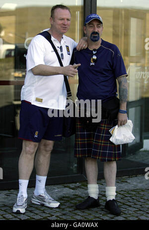 Il direttore scozzese Alex McLeish (a sinistra) si pone per una fotografia con il fan Alex Barnet durante una conferenza stampa all'Hotel Foroyar, Torshavn, Isole Faroe. Foto Stock