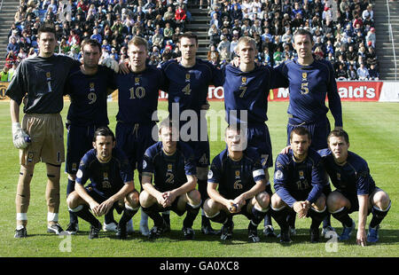 La fila scozzese (back row L-R) Craig Gordon, Kris Boyd, Garry o'Connor, Stephen McManus, Darren Fletcher, David Weir, (prima fila L-R) Paul Hartley, Graham Alexander, Barry Ferguson, Shaun Maloney e Gary Naysmith prima della partita di qualificazione del Gruppo B Euro 2008 allo Svangaskard Stadium, Toftir, Faroe Islands. Foto Stock