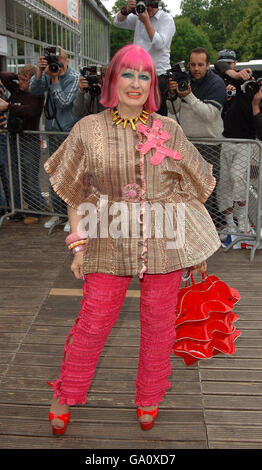 Zandra Rhodes arriva al River Island Graduate Fashion Week Awards a Battersea Park, a sud di Londra. Foto Stock