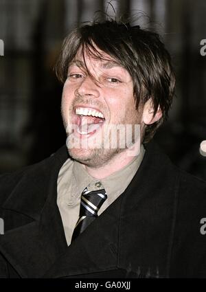 Alex James arriva per la Royal Academy Summer Exhibition presso la Royal Academy of Arts di Piccadilly, nel centro di Londra. Foto Stock