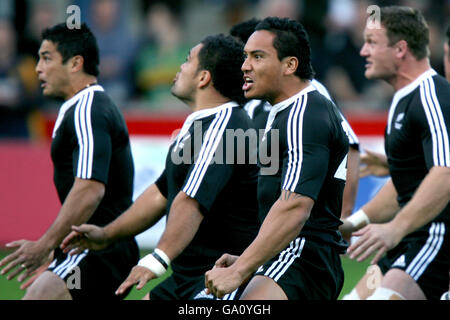 Rugby Union - Barclays Churchill Cup - New Zealand Maori v Canada - Franklin's Gardens. New Zealand Maori eseguire l'Haka prima del gioco Foto Stock