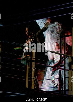 Gerry arriva per entrare nella Casa del Grande Fratello a Elstree Studios, Borehamwood, Hertfordshire. Foto Stock