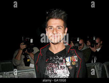 Gerry arriva per entrare nella Casa del Grande Fratello a Elstree Studios, Borehamwood, Hertfordshire. Foto Stock