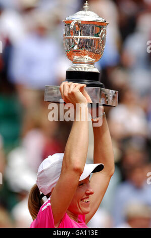 Justin Henin celebra la vittoria della Coupe Suzanne Lenglen durante La sua finale femminile contro Ana Ivanovic Foto Stock