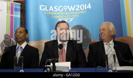 (Da sinistra a destra); il dottor Larry Davis, Mike Hooper e John Tierney del Commonwealth Games Federation Evaluation Committee in una conferenza stampa tenuta dal comitato di cinque persone all'Hilton Hotel di Glasgow. Foto Stock