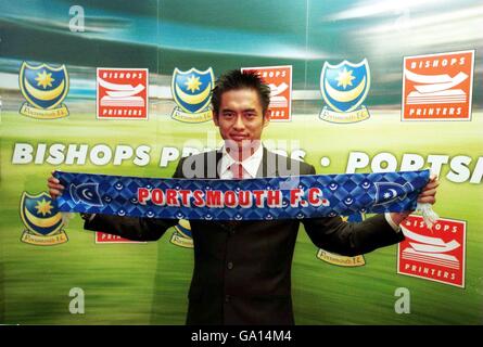 Il portiere giapponese internazionale Yoshikatsu Kawaguchi mostra una sciarpa di Portsmouth dopo la conferenza stampa in cui è stata annunciata la sua mossa Foto Stock