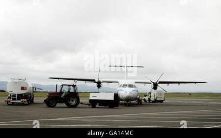 Il primo ministro di Scotlands Alex Salmond mentre prende il nuovo servizio di flyWhoosh (aereo nella foto) da Dundee a Belfast per la sua prima visita ufficiale alla STAMPA DELL'Irlanda del Nord ASSOCIATION Photo. Foto data: Lunedì 18 giugno 2007 Foto di credito dovrebbe essere letto: Andrew MilliganPA. Foto Stock