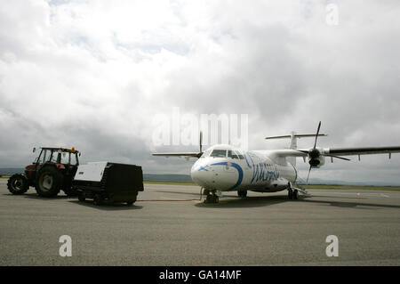 Il primo ministro di Scotlands Alex Salmond mentre prende il nuovo servizio di flyWhoosh (l'aereo è stato rifornito) da Dundee a Belfast per la sua prima visita ufficiale alla STAMPA DELL'Irlanda del Nord ASSOCIATION Photo. Foto data: Lunedì 18 giugno 2007 Foto di credito dovrebbe essere letto: Andrew MilliganPA. Foto Stock