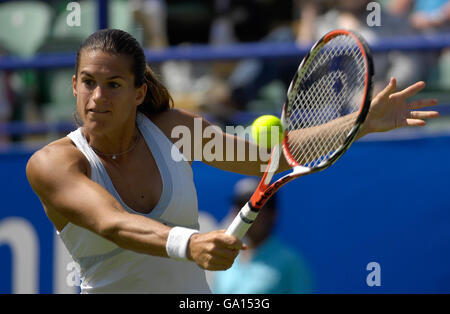 Amelie Mauresmo in azione durante l'International Women's Open al Devonshire Park, Eastbourne. Foto Stock