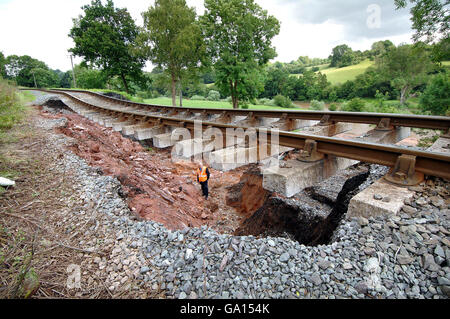 John Leech della Severn Valley Railway esamina i danni causati dalle inondazioni notturne del flash, alla linea ferroviaria dell'azienda fuori del villaggio di Highley, Shropshire. Foto Stock