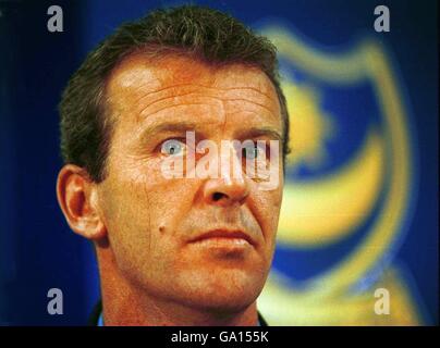 Graham Rix, responsabile di Portsmouth, durante l'annuncio della firma Del portiere internazionale giapponese Yoshikatsu Kawaguchi Foto Stock