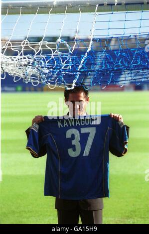 Il portiere giapponese internazionale Yoshikatsu Kawaguchi pone sotto le reti He Sarà di guardia per Portsmouth Foto Stock