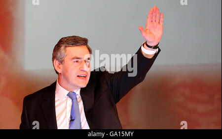 Il nuovo leader laburista Gordon Brown sul palco della conferenza speciale sulla leadership laburista a Bridgewater Hall, Manchester. Foto Stock