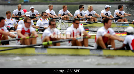 Gli otto uomini della Gran Bretagna, tra cui Alex Partridge, Colin Smith, James Orme, Marcus Bateman, Peter Reed, Andrew Triggs Hodge, Matthew Langridge, Steve Williams e Phelan Hill, vincono la loro gara Foto Stock