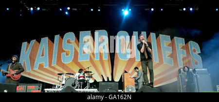 I capi Kaiser si esibiscono sul palco di Pyramid al Glastonbury Festival 2007 presso la Worthy Farm di Pilton, Somerset. Foto Stock