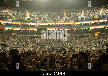 Bon Jovi ha eseguito il primo concerto presso la O2 Arena di Greenwich, nel centro di Londra, come parte della serata di lancio dell'arena. Foto Stock