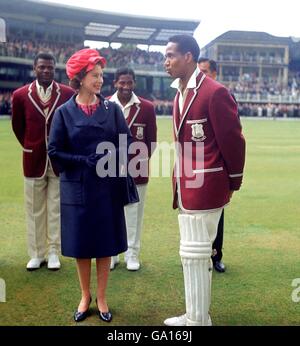 Cricket - il Trofeo Wisden - seconda prova - Inghilterra / West Indies - seconda giornata. Il capitano delle Indie Occidentali Gary Sobers (r) parla con la regina Elisabetta II (l) prima dell'inizio della seconda giornata di gioco a Lord's. Foto Stock