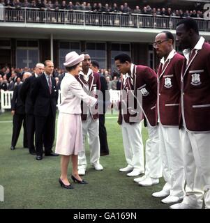 HRH Regina Elisabetta II (l) è presentato alle Indie Occidentali' Gary Sobers (c) prima dell'inizio del primo giorno Gioca a Lord's. Foto Stock