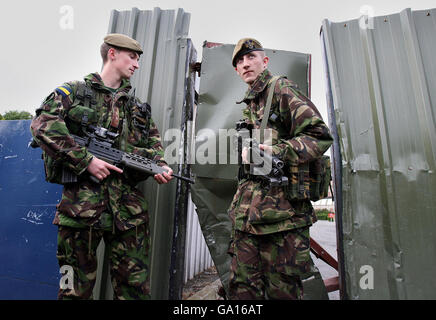 LT James Phipps (a sinistra) con Andrew Mason privato del 2° Battaglione Principessa del Reggimento reale del Galles alle porte del complesso militare di Bessbrook Mill, Armagh sud come soldati uscire dalla zona oggi. Foto Stock