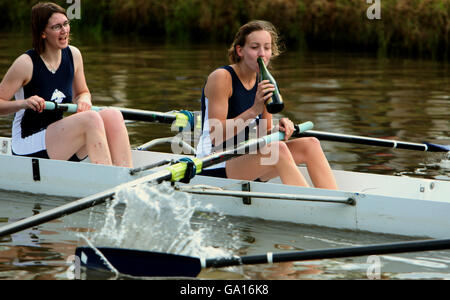 Un vogatore si rilassa dopo aver preso parte alla Cambridge University May urti sul fiume Cam a Fen Ditton, Cambridgeshire. Foto Stock