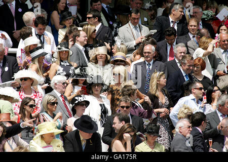 Corse di cavalli - Vodafone Ladies Day - Ippodromo di Epsom Downs. Racegoers immergiti nell'atmosfera di Epsom il giorno delle Signore Foto Stock