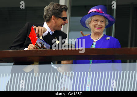 Corse ippiche - Vodafone Derby Day - Ippodromo di Epsom Downs. La regina Elisabetta II guarda l'azione dalla scatola reale Foto Stock