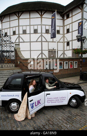 Libera di taxi a Shakespeare's Globe Foto Stock