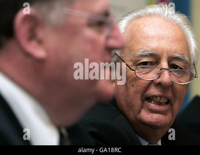 I cinque uomini Commonwealth Games Federation Evaluation Commission iniziano la loro valutazione del 2014 Bid di Glasgow parlando a una conferenza stampa all'Hilton Hotel dove si delueranno cosa sperano di ottenere nel corso della visita di 5 giorni. l-r Derek Casey - Glasgow 2014 Bid Director e John Tierney - Presidente della Commissione di valutazione. Foto Stock