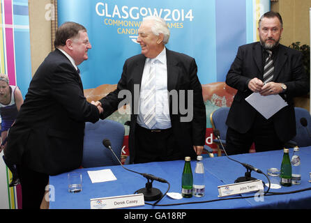 I cinque uomini Commonwealth Games Federation Evaluation Commission iniziano la loro valutazione della Bid di Glasgow del 2014 parlando ad una conferenza stampa all'Hilton Hotel dove si presenterà ciò che sperano di ottenere nel corso della visita di 5 giorni. l-r Derek Casey - Glasgow 2014 Bid Director scuote le mani con John Tierney - Presidente della Commissione di valutazione guardato da Mike Hooper - CEO della Commonwealth Games Federation. Foto Stock