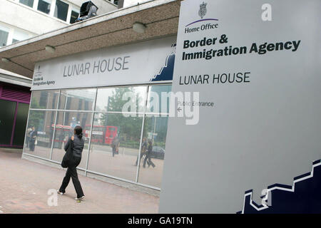 Una donna al di fuori della Lunar House, l'Agenzia per la frontiera e l'immigrazione dell'ufficio domestico, West Croydon, Londra. Foto Stock