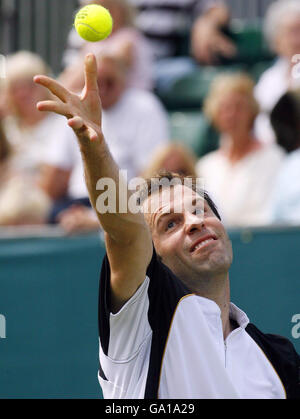 Greg Rusedski della Gran Bretagna in azione contro Chris Llewellyn durante la Liverpool International al Calderstones Park, Liverpool. Foto Stock