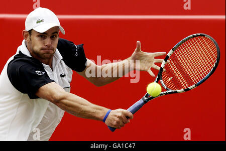 Tennis - Campionati di Artois - giorno quattro - il Club della Regina. Andy Roddick degli Stati Uniti in azione contro Alex Bogdanovic della Gran Bretagna durante i campionati di Artois al Queen's Club di Londra. Foto Stock