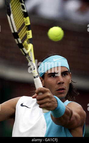 Tennis - Campionati di Artois - giorno quattro - il Club della Regina. Il Rafael Nadal spagnolo in azione contro il Max Mirnyi bielorusso durante i Campionati Artois al Queen's Club di Londra. Foto Stock