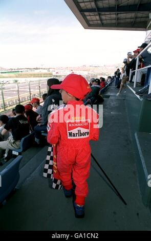 Formula uno Motor Racing - Gran Premio del Giappone - gara. Un giovane fan Ferrari in kit completo Foto Stock