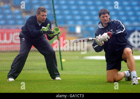 Gerard Brophy (a sinistra) e Martyn Moxon si allenano durante la partita di Liverpool Victoria County Championship Division 1 all'Headingley Stadium di Leeds. Foto Stock