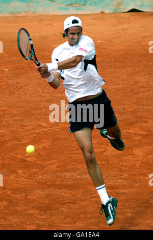 Tennis - 2007 French Open - Roland Garros. Juan Ignacio Chela d'Argentina in azione durante la sua partita contro Gael Monfils di Francia Foto Stock