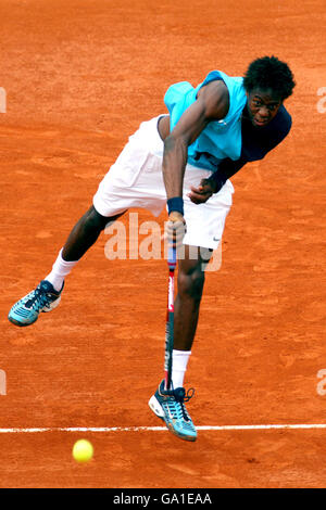 Tennis - 2007 French Open - Roland Garros. Gael Monfils di Francia in azione durante la sua partita contro Juan Ignacio Chela di Argentina Foto Stock