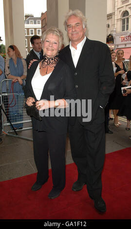 Dame Judi Dench e Richard Eyre arrivano per la notte di apertura del musical Lord of the Rings al Theatre Royal di Drury Lane, nel centro di Londra. Foto Stock