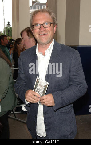 Harry Enfield arriva per la notte di apertura del musical Lord of the Rings al Theatre Royal di Drury Lane, nel centro di Londra. Foto Stock