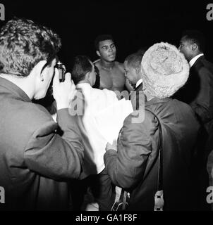 Muhammad Ali (c) lascia l'anello dopo aver demolito Brian Londra Nella terza manche manterrà il Campionato Mondiale Heavyweight Foto Stock