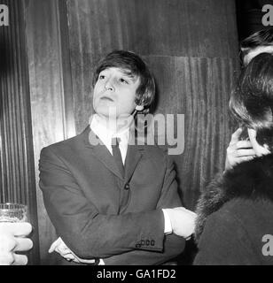 John Lennon dei Beatles durante una conferenza stampa prima di uno spettacolo iat The Gaumont a Kilburn, a nord di Londra. Foto Stock