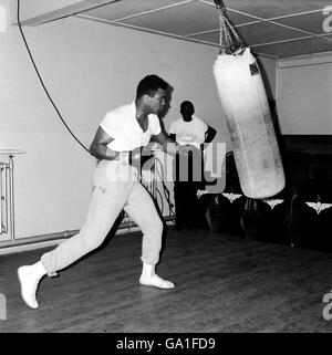 Pugilato - Campionato Mondiale di pesi massimi - Muhammad Ali v Henry Cooper - Ali Training. Il campione del mondo dei pesi massimi Muhammad Ali (r) si allenerà per la sua bout con Henry Cooper Foto Stock