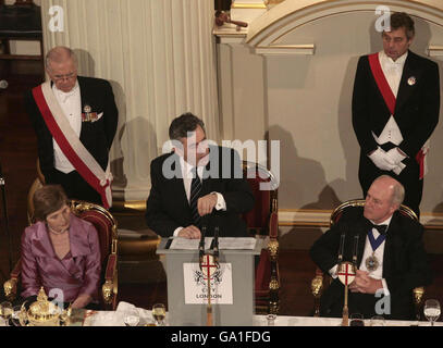 Chancellor Gordon Brown alla cena annuale per banchieri e mercanti, Mansion House, Londra. Foto Stock