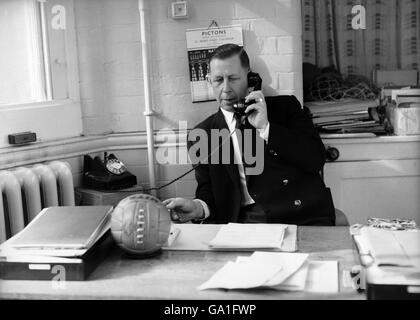 Arbitro Ken Aston, l'unico inglese selezionato per l'arbitro nelle finali della Coppa del mondo 1962 in Cile, al telefono alla sua scrivania - (Referente per la famigerata battaglia di Santiago tra Cile e Italia) Foto Stock