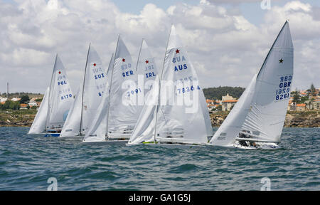 Il British Olympic Sailing Team si dispera nella classe Star Iain Percy e Andrew 'Bart' Simpson (estrema barca a destra) attraversando la linea di partenza durante una gara a Cascais, Portogallo, dove stanno per competere nei campionati mondiali di vela ISAF. Foto Stock